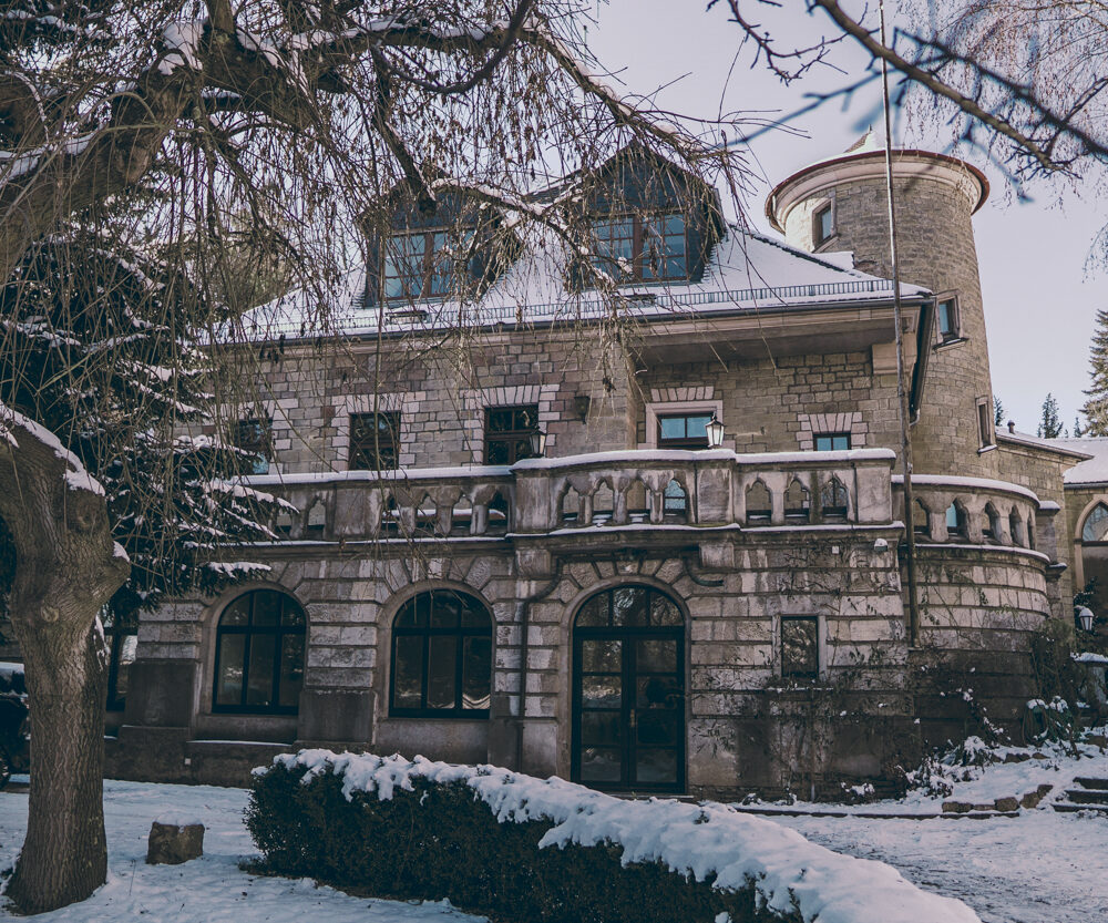 Frontalansicht des schneebedeckten Mainländerheims der Studentenverbindung Corps Moenania zu Würzburg