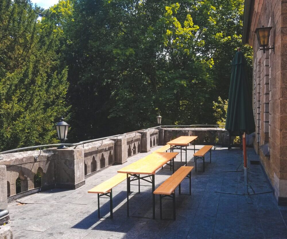 Ansicht der Terrasse auf der Vorderseite des Mainländerheims der Studentenverbindung Corps Moenania zu Würzburg