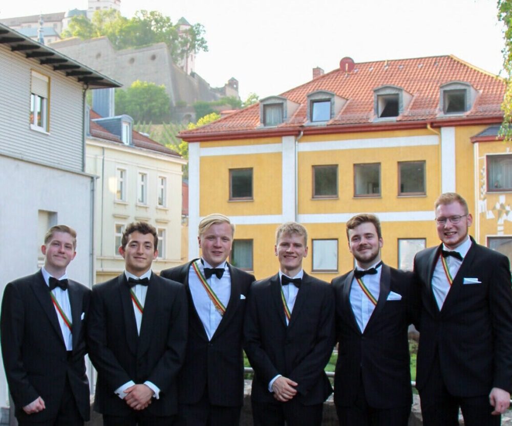 Mitglieder der Studentenverbindung Corps Moenania zu Würzburg in festlicher Kleidung vor der Festung Marienberg